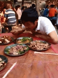 搞笑GIF趣图:哥们，整盘菜都被你吃了，好意思吗？ - 1