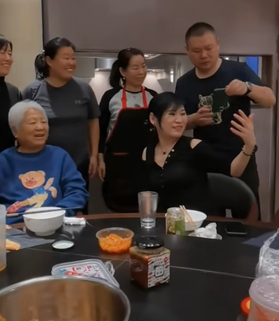 岳云鹏回老家与家人聚餐，插着裤兜看姐夫下厨，厨房温馨宽敞 - 4