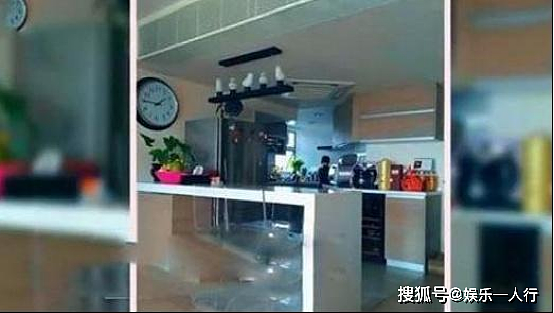 明星胡杏儿在香港的家，家里纸皮箱随地放，也不懂得收拾一下 - 1