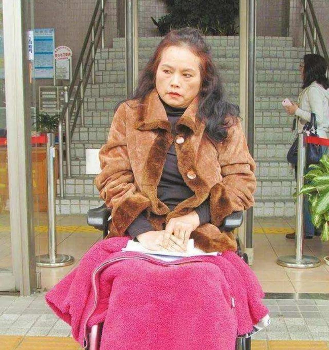 65岁女歌后曝手术失败瘫痪42年，说话都很痛苦，只能靠轮椅出行 - 3