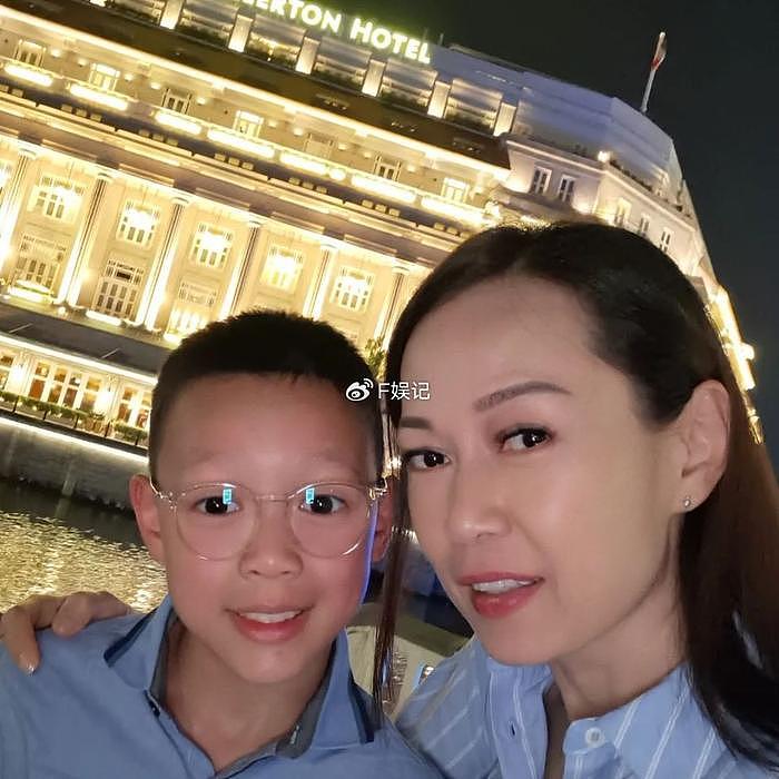 姚莹莹在酒店度假为儿子开心庆生 母子俩在泳池搞怪合影似饼印 - 2