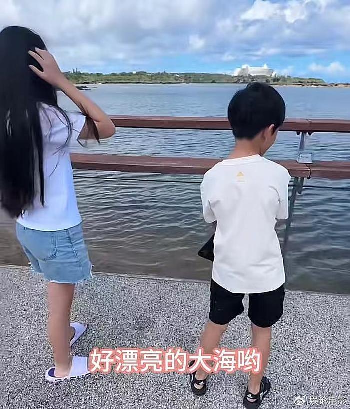 张兰晒和孙儿国外度假，小玥儿长高很多一头茂密秀发，酷似妈妈 - 4