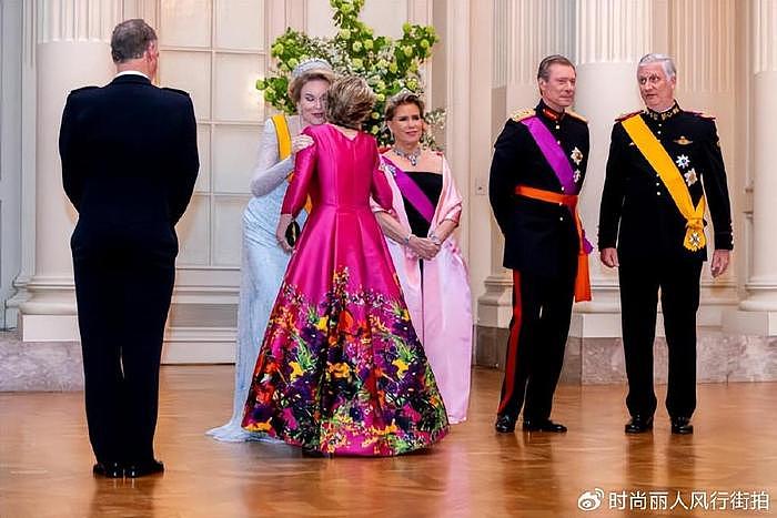 比利时王后陪同卢森堡大公夫人惊艳了！粉色斗篷套装超美，好嫩啊 - 13