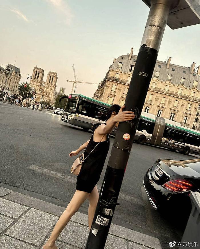 高圆圆晒巴黎街头氛围感随拍 穿黑色斜肩裙慵懒随性 - 3