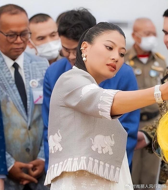 泰国神兽公主举办时装秀！穿迷你裙暴露腱子肉，缩着脖子走路好丑 - 10