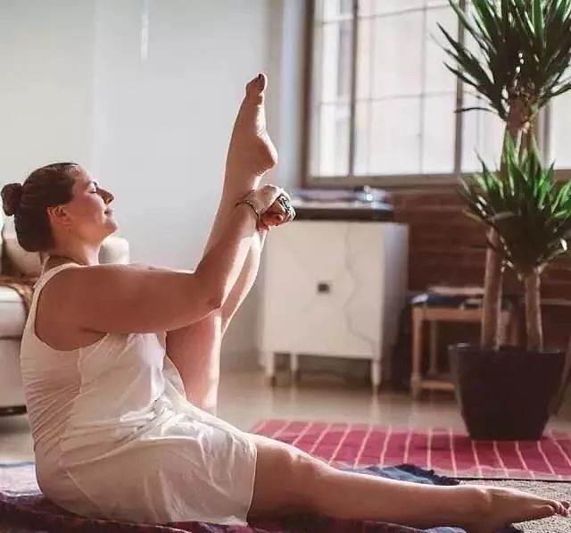 这个300斤的胖姑娘，曾为减肥患暴饮暴食和抑郁症，如今却成为火遍ins的瑜伽教练，还登上杂志封面 - 14