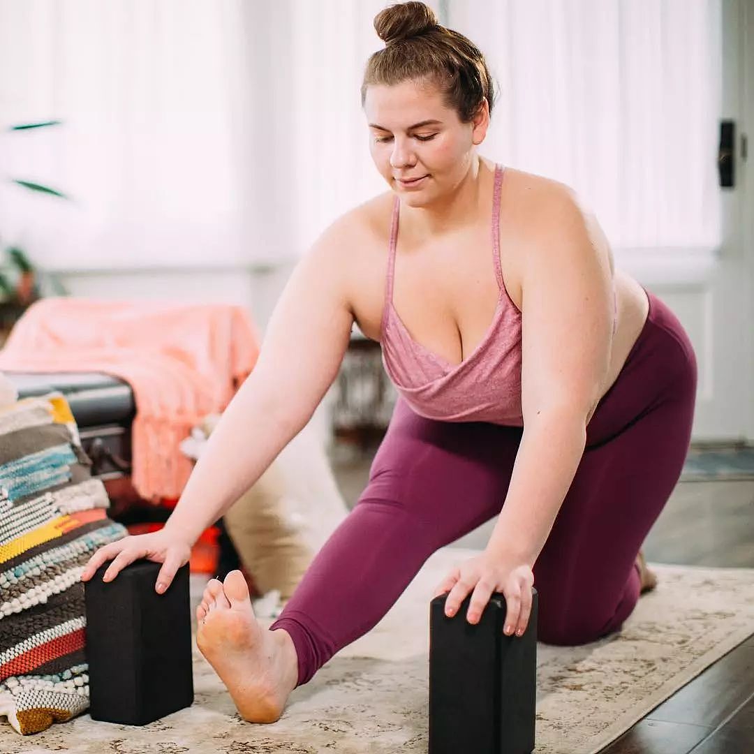 这个300斤的胖姑娘，曾为减肥患暴饮暴食和抑郁症，如今却成为火遍ins的瑜伽教练，还登上杂志封面 - 11