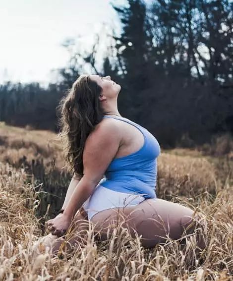 这个300斤的胖姑娘，曾为减肥患暴饮暴食和抑郁症，如今却成为火遍ins的瑜伽教练，还登上杂志封面 - 7