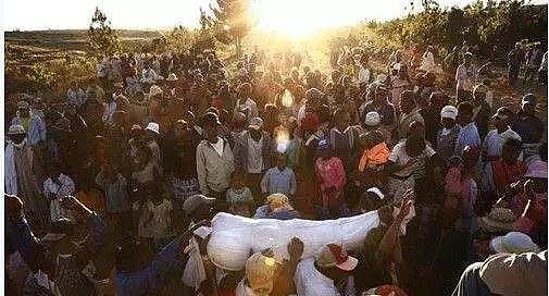 最另类祭祖：马达加斯加翻尸节，与祖先遗体共舞？ - 4