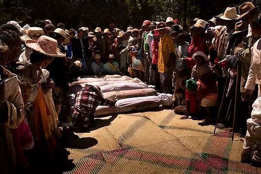 最另类祭祖：马达加斯加翻尸节，与祖先遗体共舞？ - 5