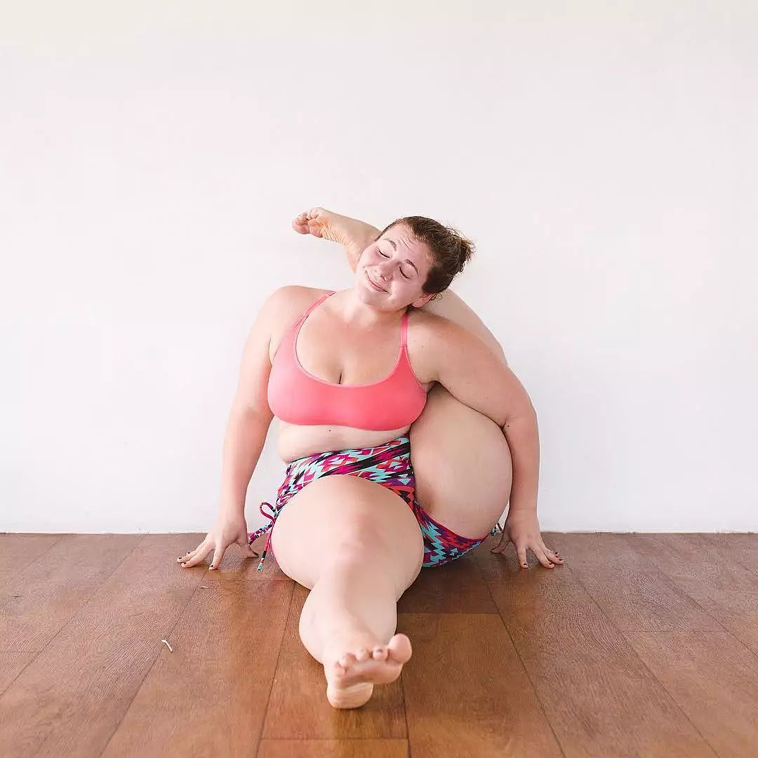 这个300斤的胖姑娘，曾为减肥患暴饮暴食和抑郁症，如今却成为火遍ins的瑜伽教练，还登上杂志封面 - 18