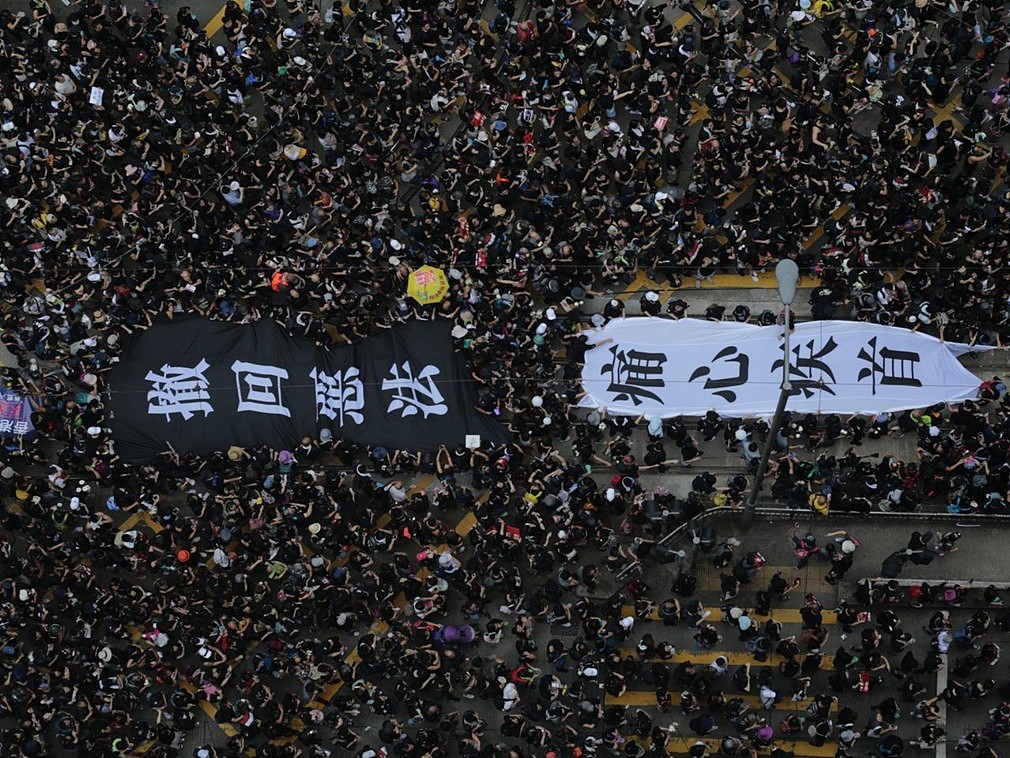 香港“6·16”游行人数再破纪录 示威者欲跳桥自杀（图） - 1