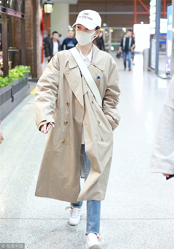 倪妮井柏然机场变行走的“优衣库”  周冬雨背个塑料袋就出门 - 67