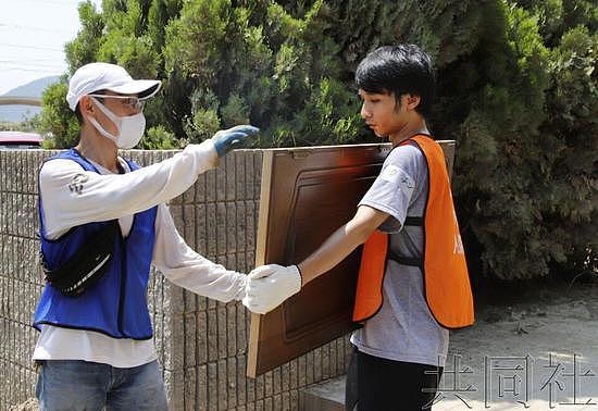 在日留学生积极参与日本暴雨灾区志愿者工作 图片来源：共同社