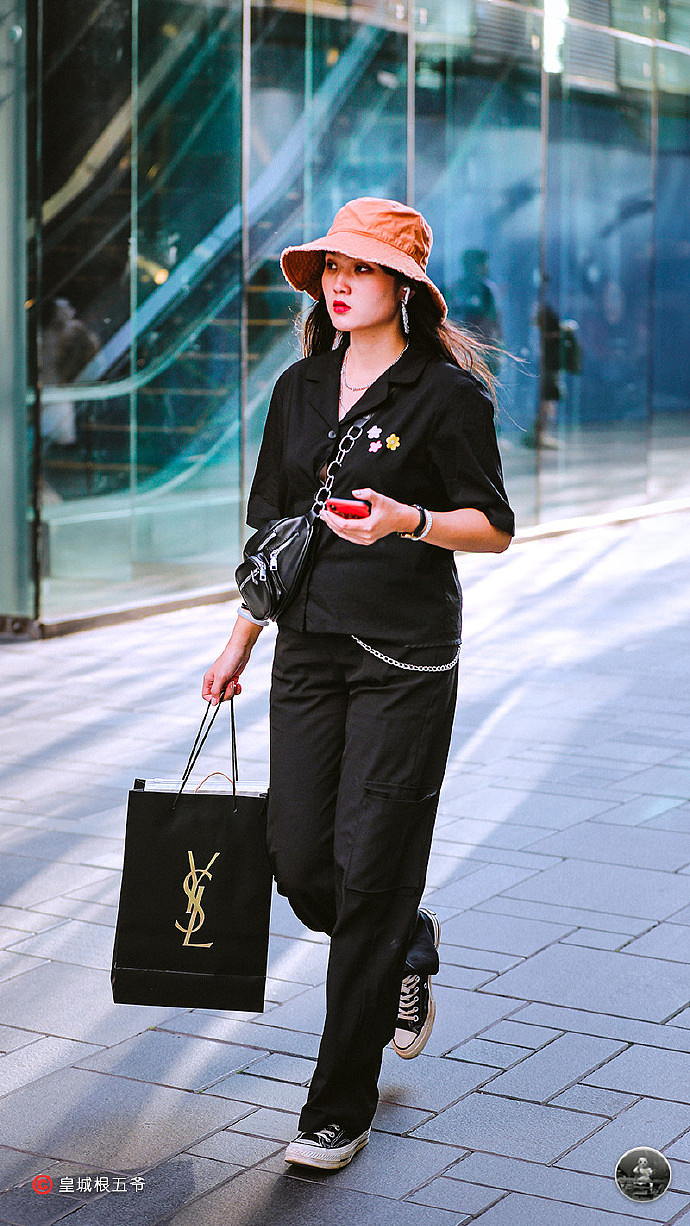 现代女性日常简约的穿搭，给大家带来了都市摩登的时尚视觉享受