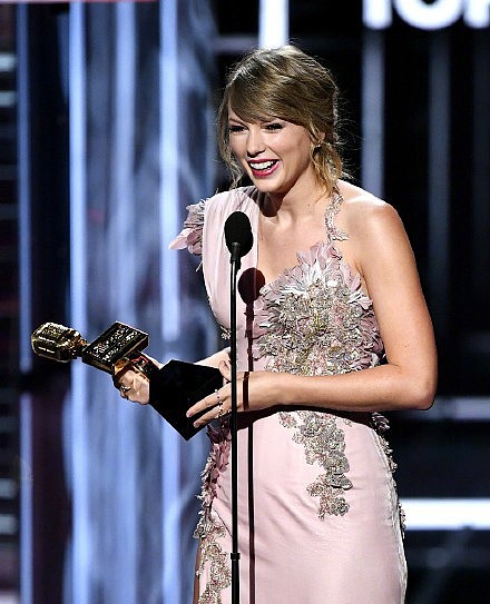 Billboard音乐颁奖典礼霉霉成为最大赢家 粉色高级定制礼服大加分 - 1