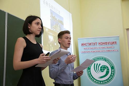 在俄罗斯伏尔加格勒国立社会师范大学，两名学生用汉语介绍自己在中国留学的情况。新华社记者 白雪骐 摄