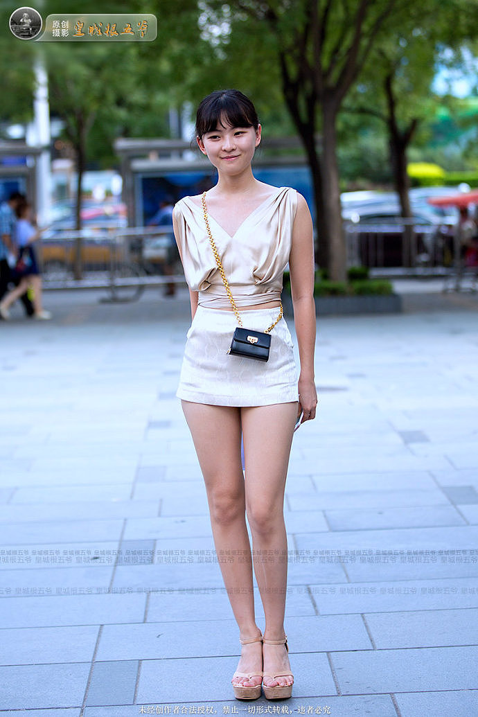 北京街拍：初秋北京最时尚的街区，潮人们美得不可言喻