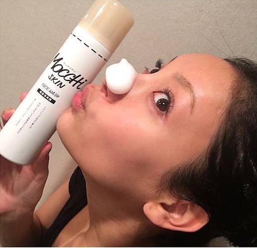 懒人洗脸巾、可食用化妆水、体温唇蜜，日本最近流行啥