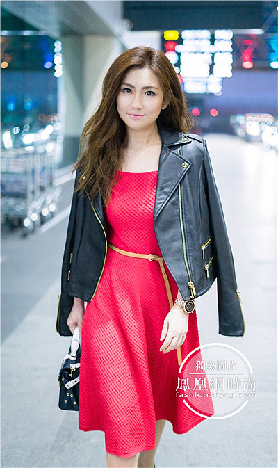Selina出发纽约时装周 红裙配黑夹克可爱中不乏率性 - 5
