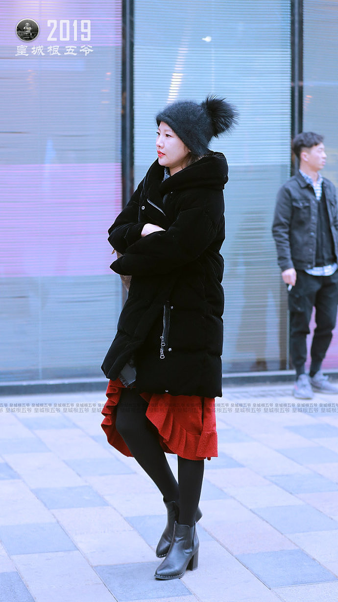 寒冬时节各具亮点的北京潮女，她们花枝招展的造型极具个性与魅力