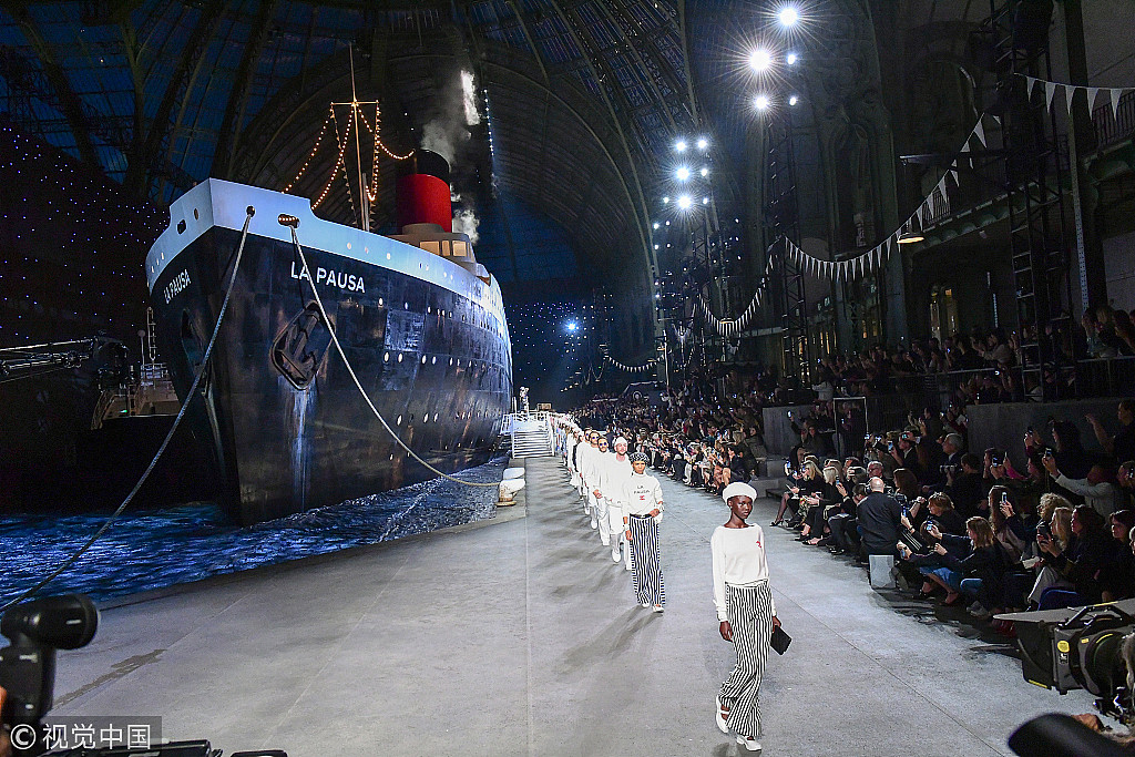 刘诗诗和陈伟霆上演了一部豪华版“泰坦尼克号”，片中穿的都是Chanel… - 2