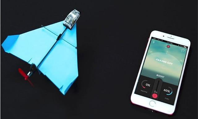PowerUp Dart：能用App操控的智能纸飞机，空中炫技10分钟不喘气