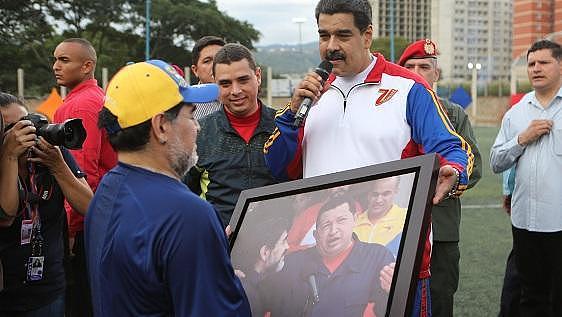 马拉多纳到访委内瑞拉，和总统马杜罗一起踢球