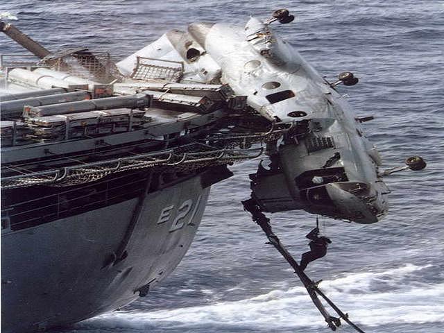 美国直升机坠落后倒扣在弹药补给舰上，机组人员命大没死