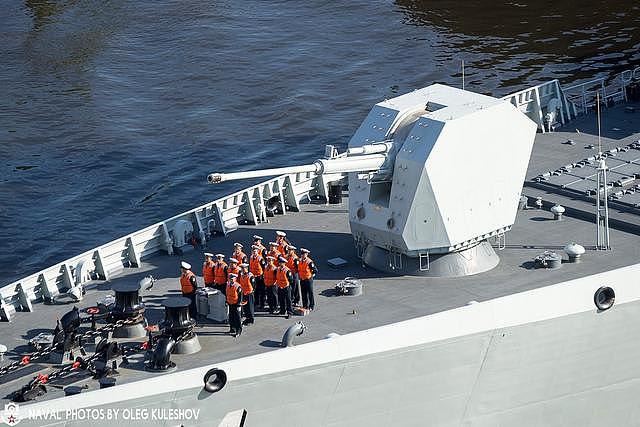 少见：中国海军新锐052D级战舰与俄军台风战略核潜艇同框