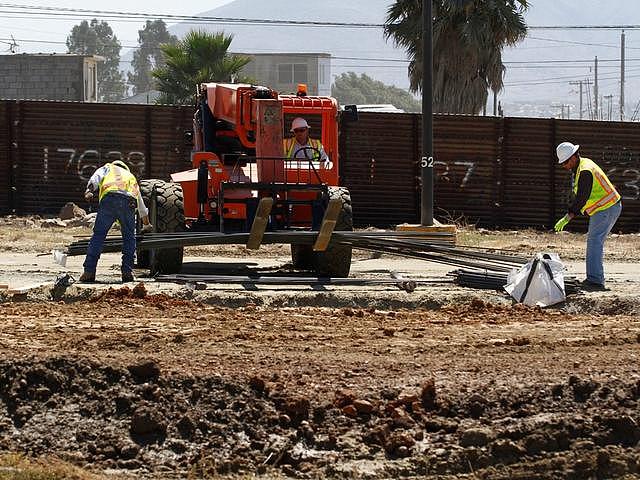 美墨边境“隔离墙”正式开修 8种规格，或用电缆防偷渡