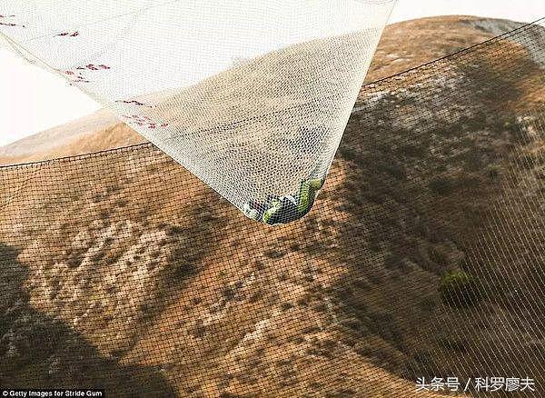 美国玩家7600米无伞裸跳：落地精度堪比中国东风15C导弹！