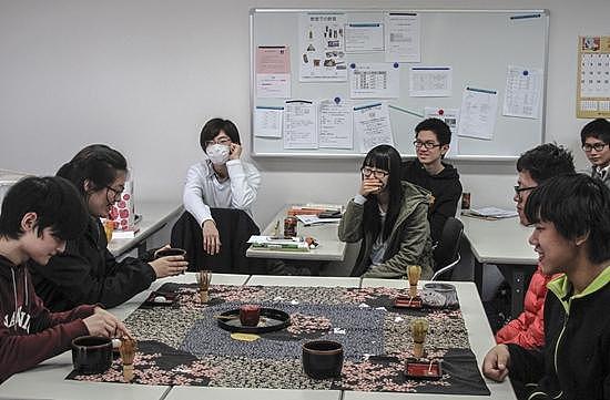 2015年2月6日，日本东京一所语言学校的茶道课上，留学生实践茶道礼仪。