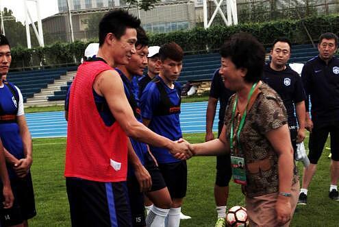 天津体育局长勉励亿利队：发扬女排精神，完成保级任务