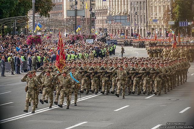 北约合伙为东欧小弟捧场：北约部队首次在乌克兰阅兵式上亮相