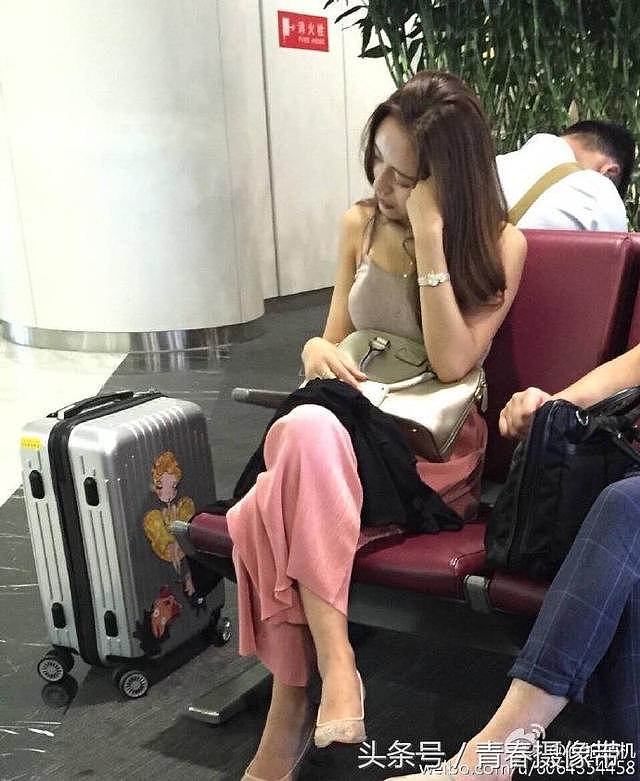 机场等候偶遇一粉裙美女！