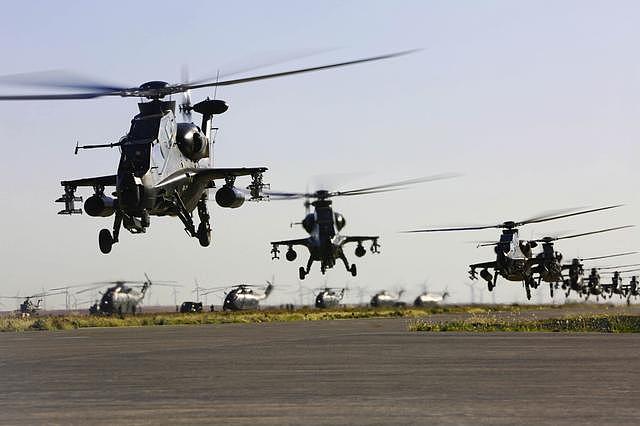 铺天盖地的场面已成常态 陆航数款直升机多科目训练直击