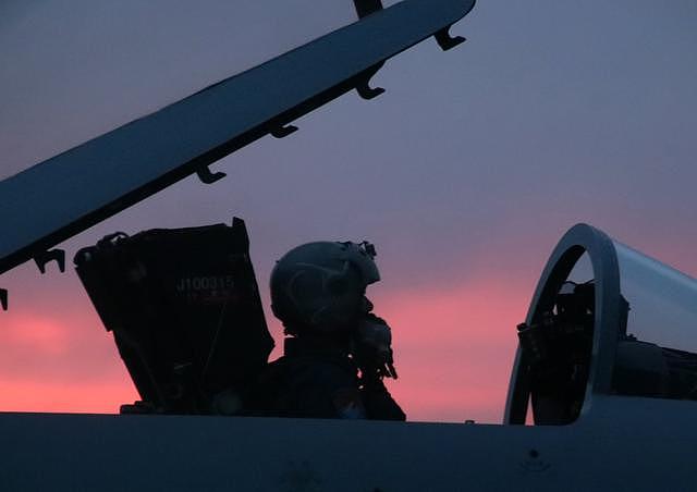 航空兵组织跨昼夜飞行训练 夕阳下歼10B战机画面唯美