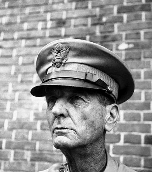 将军怕死，率领8万美军投降日本，回国后，却成为美国国家英雄