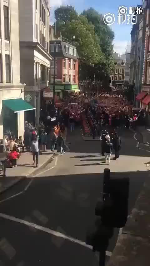 输球不输阵！2万名科隆球迷占领伦敦，霸气行军
