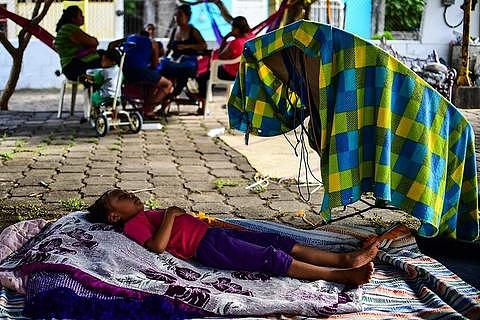 墨西哥胡奇坦市物资紧缺 地震幸存者蜗居避难所