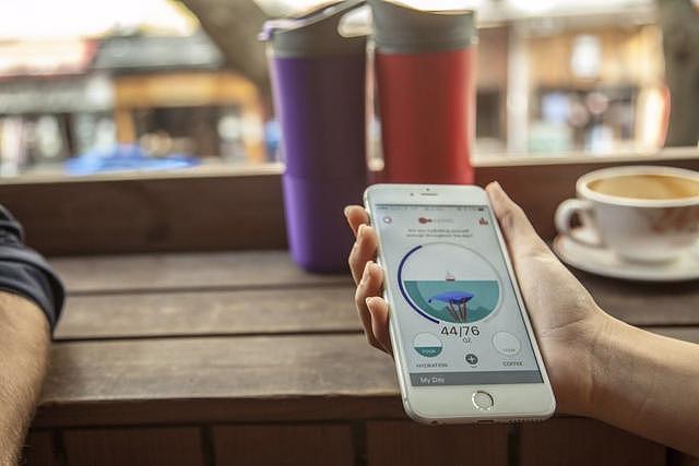 Ozmo智能水杯：不只培养你的饮水习惯，还要打造以水为中心的健康平台