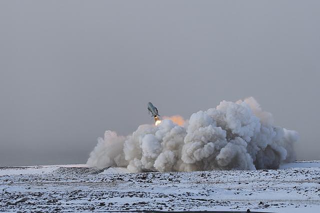 俄军北极部队首次发威：极地型铠甲近防炮猛射岸舰导弹精准攻击