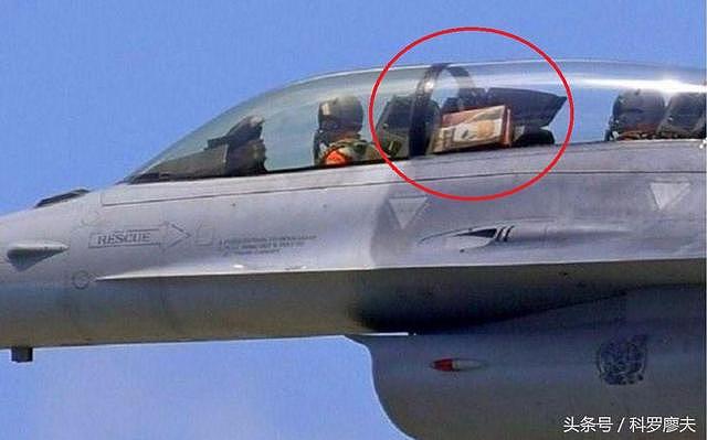 中国战斗机上可以带私人物品吗？飞行员随身行李放哪了？
