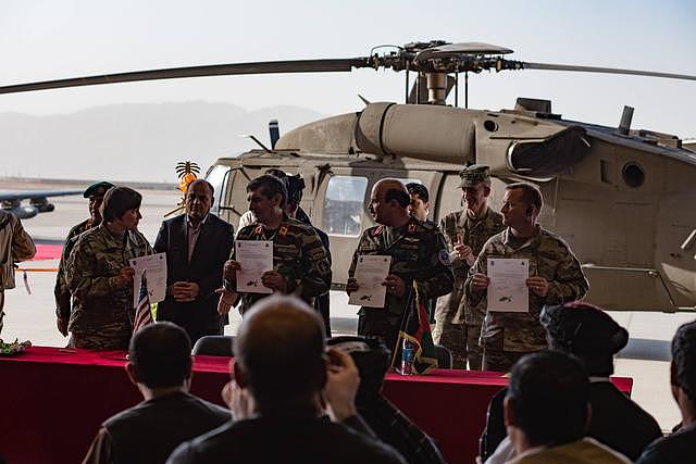 美军自掏腰包为阿富汗配黑鹰直升机 单架改装费需800万美元