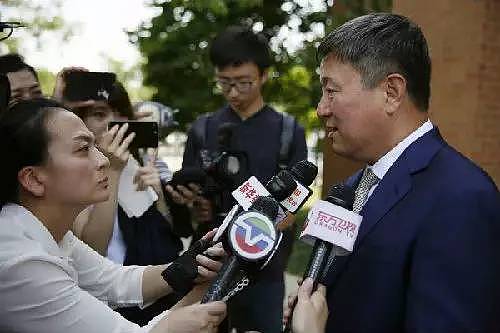 ▲7月20日，义务为章莹颖家属提供法律援助和建议的华人律师王志东（右一）接受记者采访。