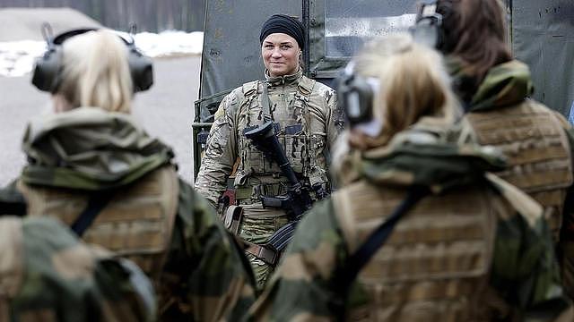 果然很强壮，挪威女子特种部队的表现让很多男人低头不语
