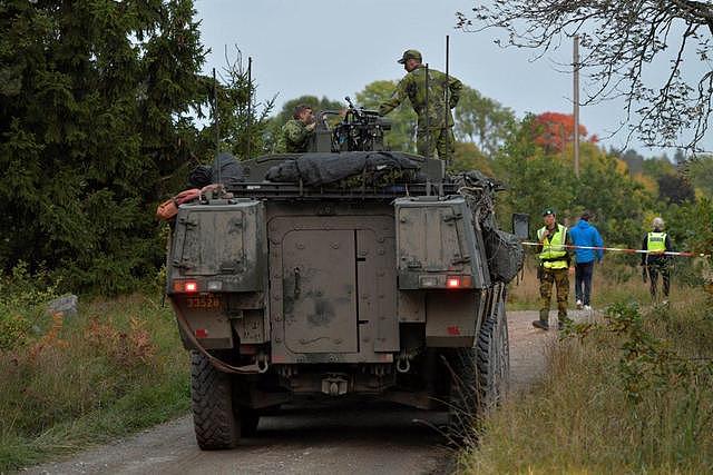 瑞典装甲车军演中与火车相撞 火车司机及3名士兵受伤