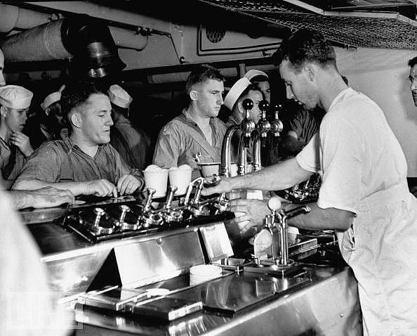 二战美海军水兵嗜冰激凌如命 航母即将沉没竟要吃光再走