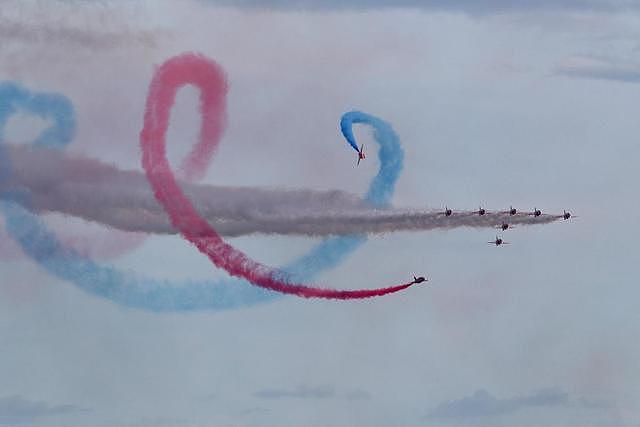英国伯恩茅斯航空节开幕 众战机献技上演精彩绝伦展示